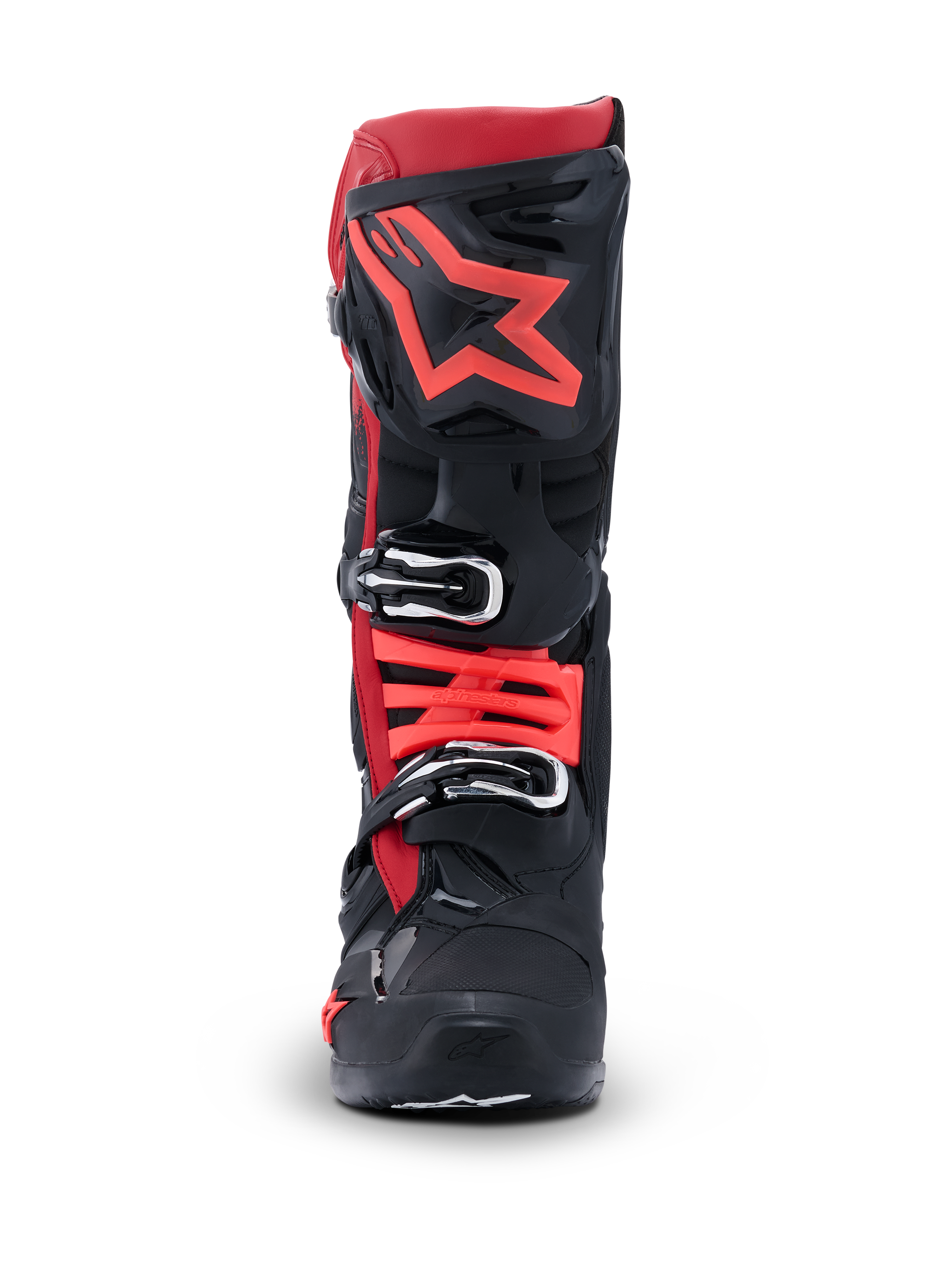 Buty Alpinestars Tech 10, buty motocrossowe, czarno-czerwone, widok z przodu z dużym czerwonym logo gwiazdy na ochraniaczu goleni i srebrnymi klamrami, zaawansowany sprzęt ochronny do jazdy terenowej