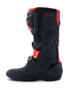 Buty Alpinestars Tech 10, buty motocrossowe, czarno-czerwone, widok z boku ukazujący ochronną konstrukcję TPU, zimno-kute aluminiowe klamry oraz smukły design terenowy.