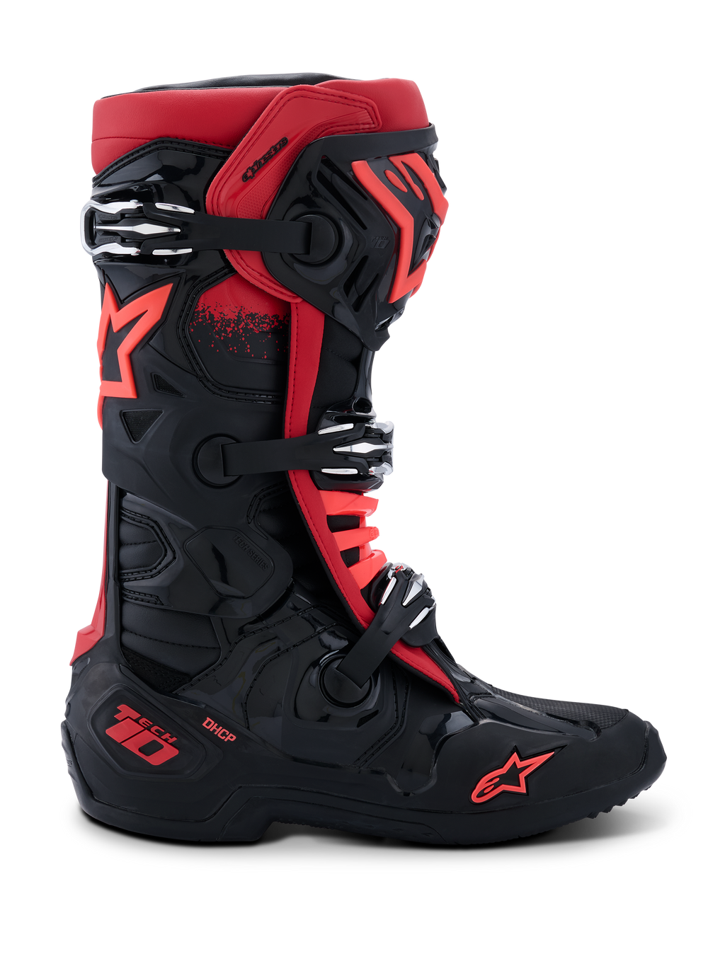Buty Alpinestars Tech 10, buty motocrossowe, czarno-czerwone, widok z profilu, trzy srebrne aluminiowe klamry, czerwone logo gwiazdy na boku i kostce, oznaczenie technologii DHCP na pięcie, wzmocniona konstrukcja ochronna do wyścigów terenowych