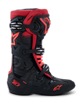 Buty Alpinestars Tech 10, buty motocrossowe, czarno-czerwone, widok z profilu, trzy srebrne aluminiowe klamry, czerwone logo gwiazdy na boku i kostce, oznaczenie technologii DHCP na pięcie, wzmocniona konstrukcja ochronna do wyścigów terenowych