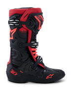 Buty Alpinestars Tech 10, buty motocrossowe, czarno-czerwone, widok z profilu, trzy srebrne aluminiowe klamry, czerwone logo gwiazdy na boku i kostce, oznaczenie technologii DHCP na pięcie, wzmocniona konstrukcja ochronna do wyścigów terenowych
