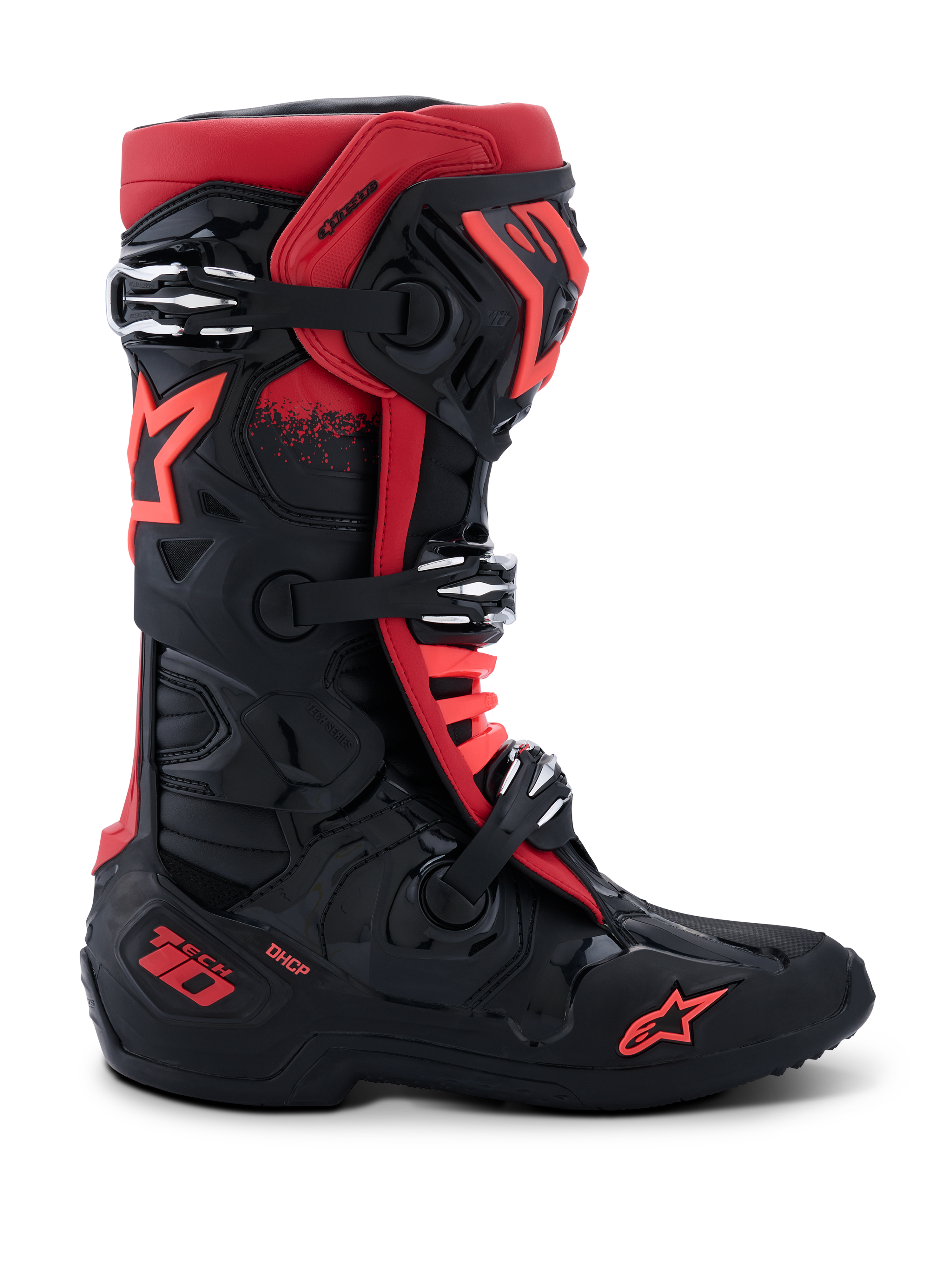 Buty Alpinestars Tech 10, buty motocrossowe, czarno-czerwone, widok z profilu, trzy srebrne aluminiowe klamry, czerwone logo gwiazdy na boku i kostce, oznaczenie technologii DHCP na pięcie, wzmocniona konstrukcja ochronna do wyścigów terenowych