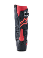 Buty Alpinestars Tech 10, buty motocrossowe, czarno-czerwone, widok z tyłu z czerwonym logo Astars, systemem Dynamic Heel Compression Protector i wytrzymałą konstrukcją TPU do profesjonalnych wyścigów terenowych.