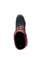 Buty motocrossowe Alpinestars Tech 10, czarno-czerwone, widok z góry do wnętrza buta, podkreślający czerwoną wyściółkę oraz czarną konstrukcję zewnętrzną z czerwonymi akcentami, smukły profesjonalny design sprzętu off-road