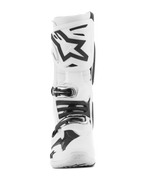 Alpinestars Tech 10 Boots, białe buty motocrossowe, widok z przodu z czarnym logo Astars na ochraniaczu goleni, systemem zapinania na wiele klamer i opływową konstrukcją ochronną do wyścigów off-road