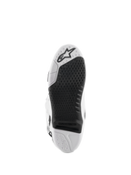 Buty Alpinestars Tech 10, buty motocrossowe, biało-czarne, widok od dołu na podeszwę z teksturowanym wzorem przyczepności, logo Alpinestars i wymienną wkładką centralną do wyścigów off-road