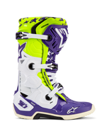 Buty Alpinestars Tech 10 Dirt Studios® LE, buty motocrossowe, fioletowo-białe i żółte fluo, widok z profilu z białymi regulowanymi klamrami, grafika z motywem gwiazd, ochronne komponenty TPU i wytrzymała podeszwa do jazdy off-road