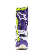 Alpinestars Tech 10 Dirt Studios® LE Boots, buty motocrossowe, fioletowe, białe i żółte fluo, widok z przodu z dużym białym logo na fioletowej płycie piszczelowej, system zapięcia na wiele klamer i wytrzymała skorupa ochronna do wyścigów off-road