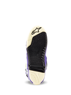 Buty Alpinestars Tech 10 Dirt Studios® LE, widok podeszwy, biało-fioletowo-czarne, teksturowany wzór bieżnika z wymienną wkładką środkową, logo Alpinestars na czubku, wytrzymała konstrukcja podeszwy motocrossowej