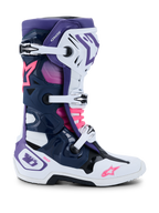 Buty Alpinestars Tech 10, buty motocrossowe, białe, fioletowe, granatowe i różowe fluo, widok z boku z potrójnym zapięciem na klamry, ochronną ramą TPU, logo gwiazdy Alpinestars i oznaczeniami DHCP, wysokowydajne obuwie do wyścigów terenowych