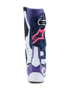 Alpinestars Tech 10 Boots, buty motocrossowe, białe, fioletowe, granatowe i różowe fluo, widok z tyłu z różowym logo gwiazdy Alpinestars, fioletowym ochraniaczem pięty i wysokowydajnymi wielokolorowymi panelami ochronnymi
