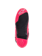 Buty Alpinestars Tech 10, buty motocrossowe, Diva Pink i czarny, widok podeszwy z teksturowanym bieżnikiem, wymienną wkładką na podnóżek i logo Astars, zaprojektowane z myślą o doskonałej przyczepności i trwałości