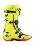 Alpinestars Tech 10, buty motocrossowe, żółte fluo z czarnymi i czerwonymi akcentami, widok z profilu bocznego, potrójne zapięcie na klamry, wzmocniony ochraniacz goleni, czerwona podeszwa o wysokiej przyczepności, ochrona pięty DHCP, profesjonalny sprzęt motocyklowy off-road