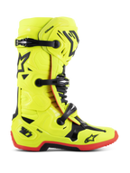 Alpinestars Tech 10, buty motocrossowe, żółte fluo z czarnymi i czerwonymi akcentami, widok z profilu bocznego, potrójne zapięcie na klamry, wzmocniony ochraniacz goleni, czerwona podeszwa o wysokiej przyczepności, ochrona pięty DHCP, profesjonalny sprzęt motocyklowy off-road