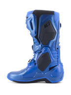 Alpinestars Tech 10 Boots, buty motocrossowe, metaliczny niebieski i czarny, widok z profilu bocznego prezentujący czarne panele ochronne i metaliczne niebieskie wykończenie, zaawansowana konstrukcja techniczna do profesjonalnych wyścigów motocrossowych
