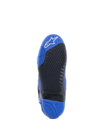 Buty Alpinestars Tech 10, niebiesko-czarne, widok szczegółowy podeszwy, teksturowany czarny wzór przyczepności z wymienną wkładką środkową, niebieski czubek z białym logo i niebieska pięta, wyczynowa konstrukcja butów motocrossowych