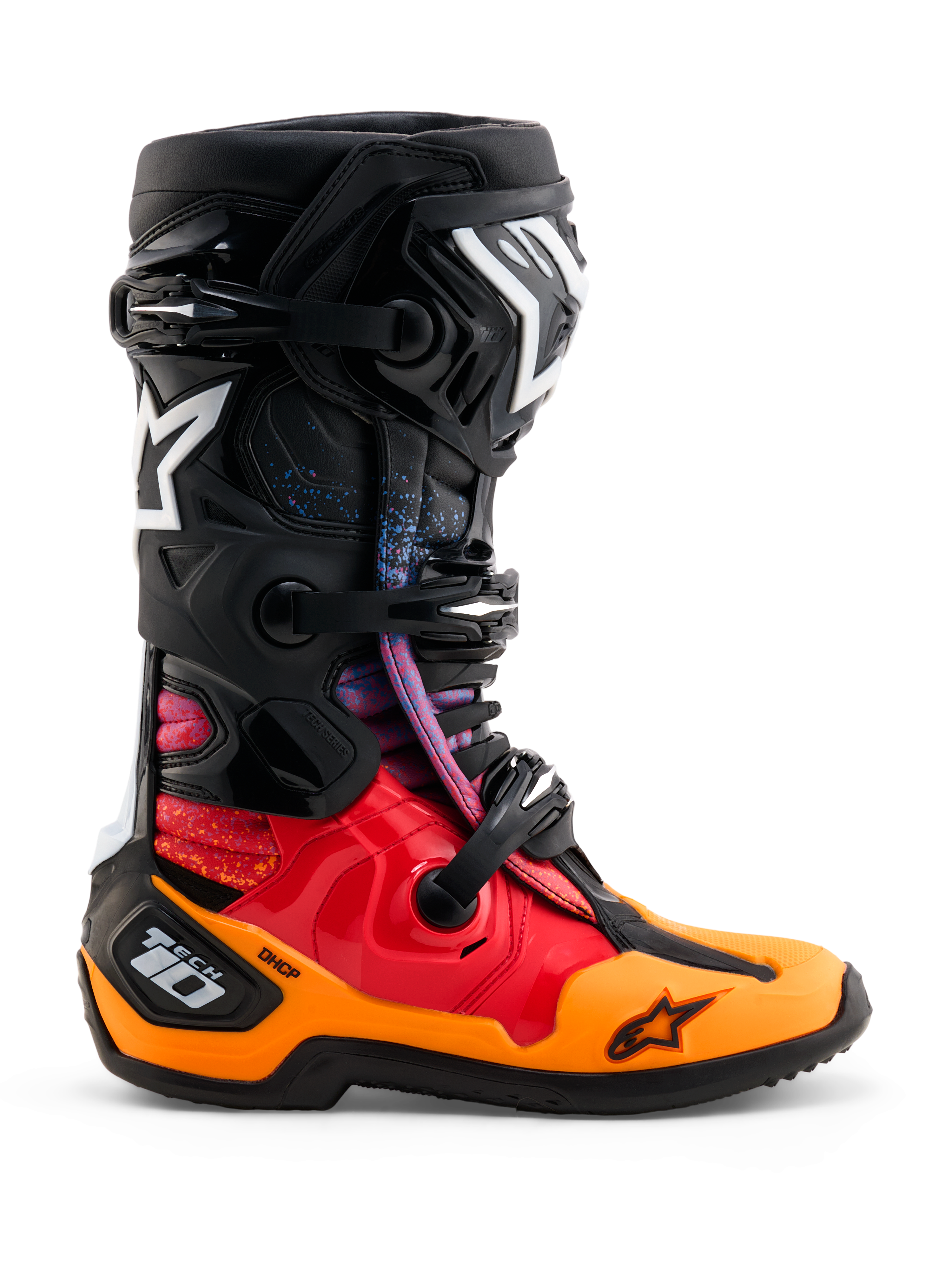 Alpinestars Limited Edition Tech 10 Black Hole, buty motocrossowe, kolorystyka Black Burst z czerwonymi i pomarańczowymi gradientami oraz niebieskimi nakropieniami, białe logo gwiazdy Alpinestars, potrójny system klamer, ochronna konstrukcja pięty DHCP, profil boczny