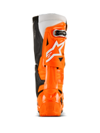 Buty Alpinestars Tech 10 Enduro, widok z tyłu, kolor pomarańczowy fluo, czarny i biały, jaskrawopomarańczowa skorupa ochronna TPU, białe logo Alpinestars, czarne panele boczne i specjalistyczna ochrona pięty do jazdy terenowej