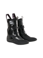 Wewnętrzne buty Alpinestars Tech 10 Enduro, czarne, oddychająca siateczka ze wzmocnionymi sekcjami syntetycznymi, posiadają markowe paski ułatwiające zakładanie i białe logo „Enduro”, specjalistyczny wewnętrzny system wsparcia do butów motocrossowych i enduro
