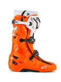 Alpinestars Tech 10 Enduro Boots, buty motocrossowe terenowe, jaskrawopomarańczowe z czarnymi i białymi akcentami, widok z boku z potrójnym systemem zapięcia na klamry, wytrzymała czarna podeszwa i ochronna konstrukcja TPU do jazdy enduro