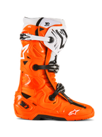 Alpinestars Tech 10 Enduro Boots, buty motocrossowe terenowe, jaskrawopomarańczowe z czarnymi i białymi akcentami, widok z boku z potrójnym systemem zapięcia na klamry, wytrzymała czarna podeszwa i ochronna konstrukcja TPU do jazdy enduro