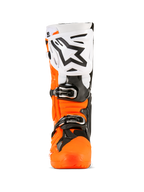Buty Alpinestars Tech 10 Enduro, buty motocrossowe, kolor pomarańczowy fluo, czarny i biały, widok z przodu z dużą białą płytą goleniową z czarnym logo Alpinestars, czarnymi klamrami i wytrzymałą pomarańczową skorupą ochronną