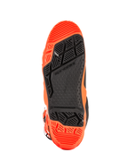 Alpinestars Tech 10 Enduro Boots, szczegółowy widok podeszwy, pomarańczowy fluo i czarny, wyposażone w specjalistyczny bieżnik o podwójnej mieszance z geometrycznymi wzorami o wysokiej przyczepności oraz wymienną wkładkę podnóżka dla wydajności off-road.