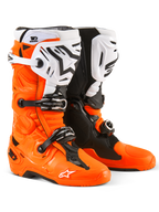 Buty Alpinestars Tech 10 Enduro, buty motocrossowe i enduro, pomarańczowy fluo, czarny i biały, wyposażone w system potrójnego zapięcia na klamry, białe ochraniacze piszczeli z czarnym logo Alpinestars oraz wytrzymałe podeszwy o podwójnej mieszance, ochronne obuwie terenowe