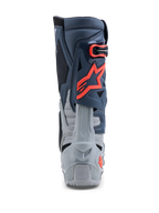 Buty Alpinestars Tech-10 Enduro, szare i czerwone fluo buty motocyklowe off-road, widok od tyłu pokazujący ochronę pięty i TPU.