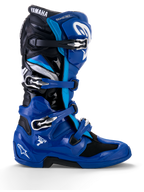 Alpinestars Yamaha Tech 7, buty motocrossowe, niebieskie z czarnymi i białymi akcentami, profil boczny z czterema regulowanymi klamrami, wzmocniona ochrona TPU na goleni i pięcie, wyraźne logo Yamaha oraz wytrzymała podeszwa do jazdy terenowej