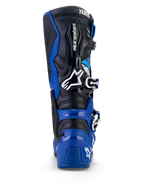 Buty Alpinestars Yamaha Tech 7, widok z tyłu, kolor niebiesko-czarno-biały, ochronna powłoka TPU, przegubowy system kostki, wyraźne logo Alpinestars i Yamaha, zaprojektowane do motocrossu i jazdy off-road