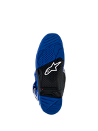 Alpinestars Yamaha Tech 7 Boots, buty motocrossowe, widok niebieskiej i czarnej podeszwy, dwuskładnikowa wulkanizowana gumowa podeszwa zewnętrzna z teksturowanym wzorem przyczepności, białe logo Alpinestars i czerwony wskaźnik limitu zużycia