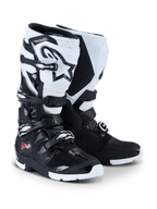 Buty Alpinestars 2026 Tech 7 Enduro, buty motocrossowe i enduro, czarno-białe, system zapięć na cztery klamry, wyraźne białe logo Astar na goleni, ochronne panele TPU i specjalistyczna podeszwa enduro dla przyczepności w terenie