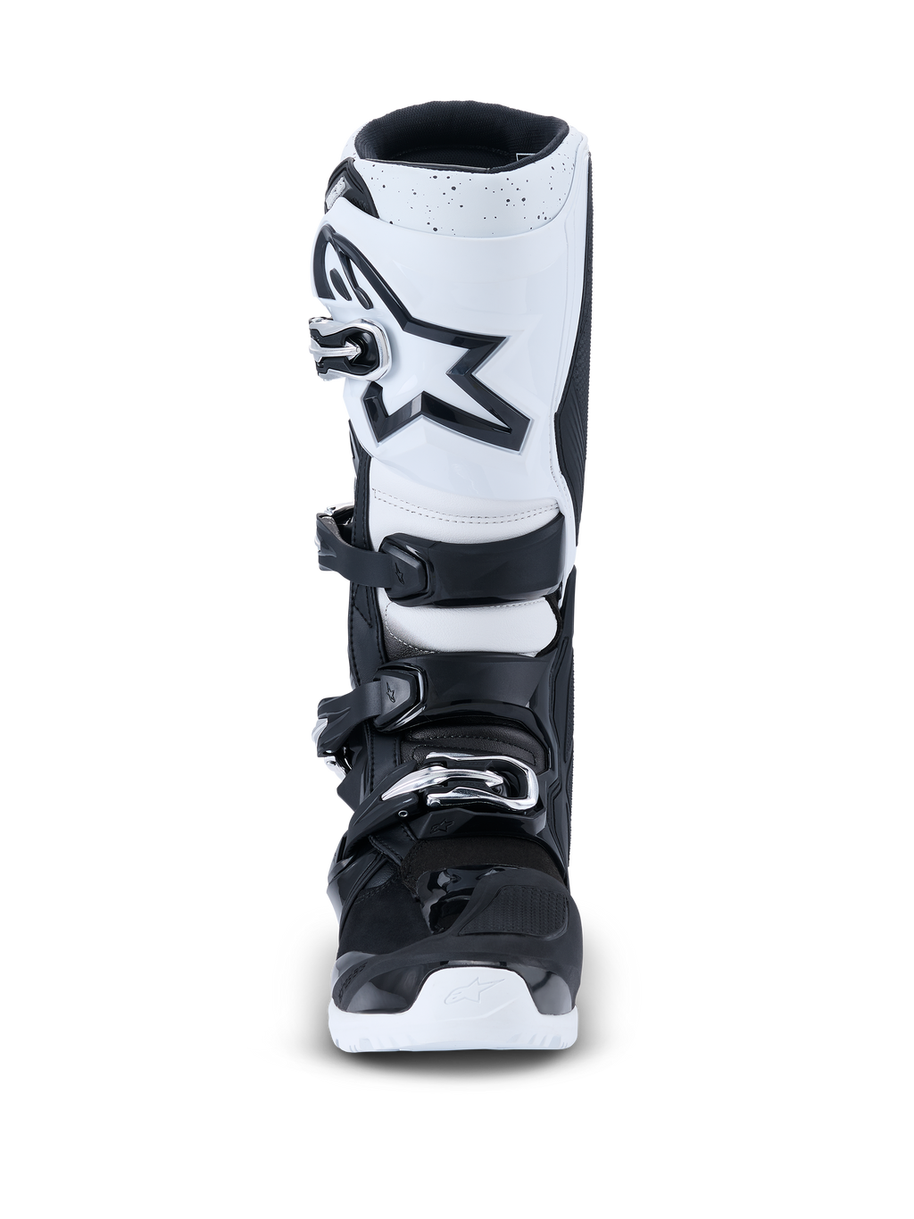 Buty Alpinestars 2026 Tech 7 Enduro, buty motocrossowe, czarno-białe, widok z przodu z białym ochraniaczem goleni i czarnym logo gwiazdy, system zapięcia na cztery klamry, wytrzymała biała podeszwa zewnętrzna