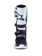 Buty Alpinestars 2026 Tech 7 Enduro, buty motocrossowe, czarno-białe, widok z przodu z białym ochraniaczem goleni i czarnym logo gwiazdy, system zapięcia na cztery klamry, wytrzymała biała podeszwa zewnętrzna