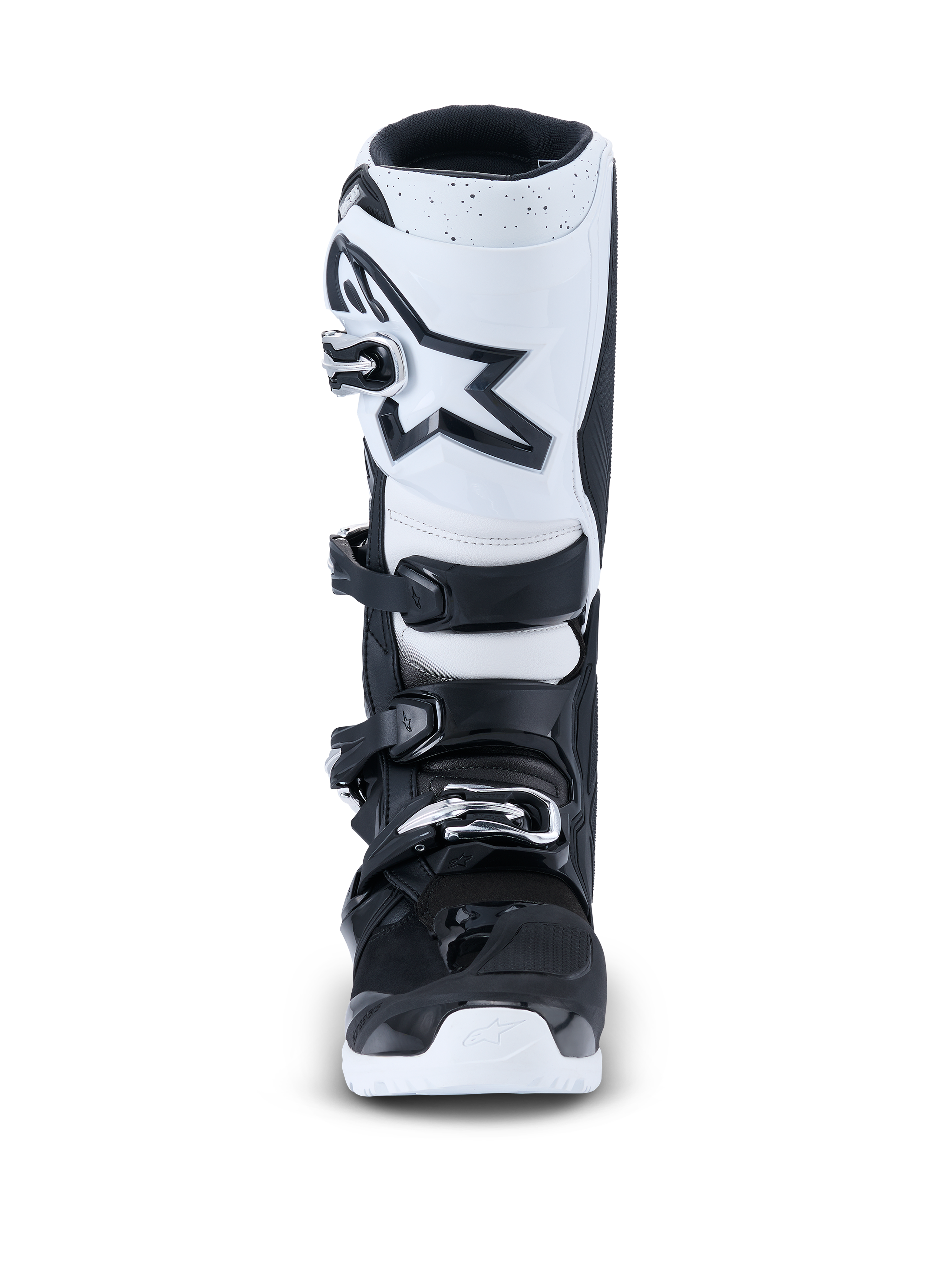 Buty Alpinestars 2026 Tech 7 Enduro, buty motocrossowe, czarno-białe, widok z przodu z białym ochraniaczem goleni i czarnym logo gwiazdy, system zapięcia na cztery klamry, wytrzymała biała podeszwa zewnętrzna