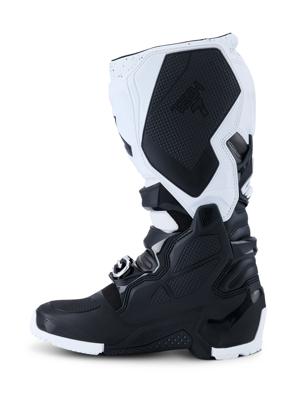 Buty Alpinestars 2026 Tech 7 Enduro, buty motocrossowe, czarno-białe, widok z boku pokazujący wytrzymałe panele ochronne TPU, teksturowaną wewnętrzną sekcję przyczepną z logo Tech 7 oraz wytrzymały system zapięcia na klamry do jazdy w terenie.