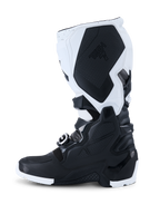 Buty Alpinestars 2026 Tech 7 Enduro, buty motocrossowe, czarno-białe, widok z boku pokazujący wytrzymałe panele ochronne TPU, teksturowaną wewnętrzną sekcję przyczepną z logo Tech 7 oraz wytrzymały system zapięcia na klamry do jazdy w terenie.