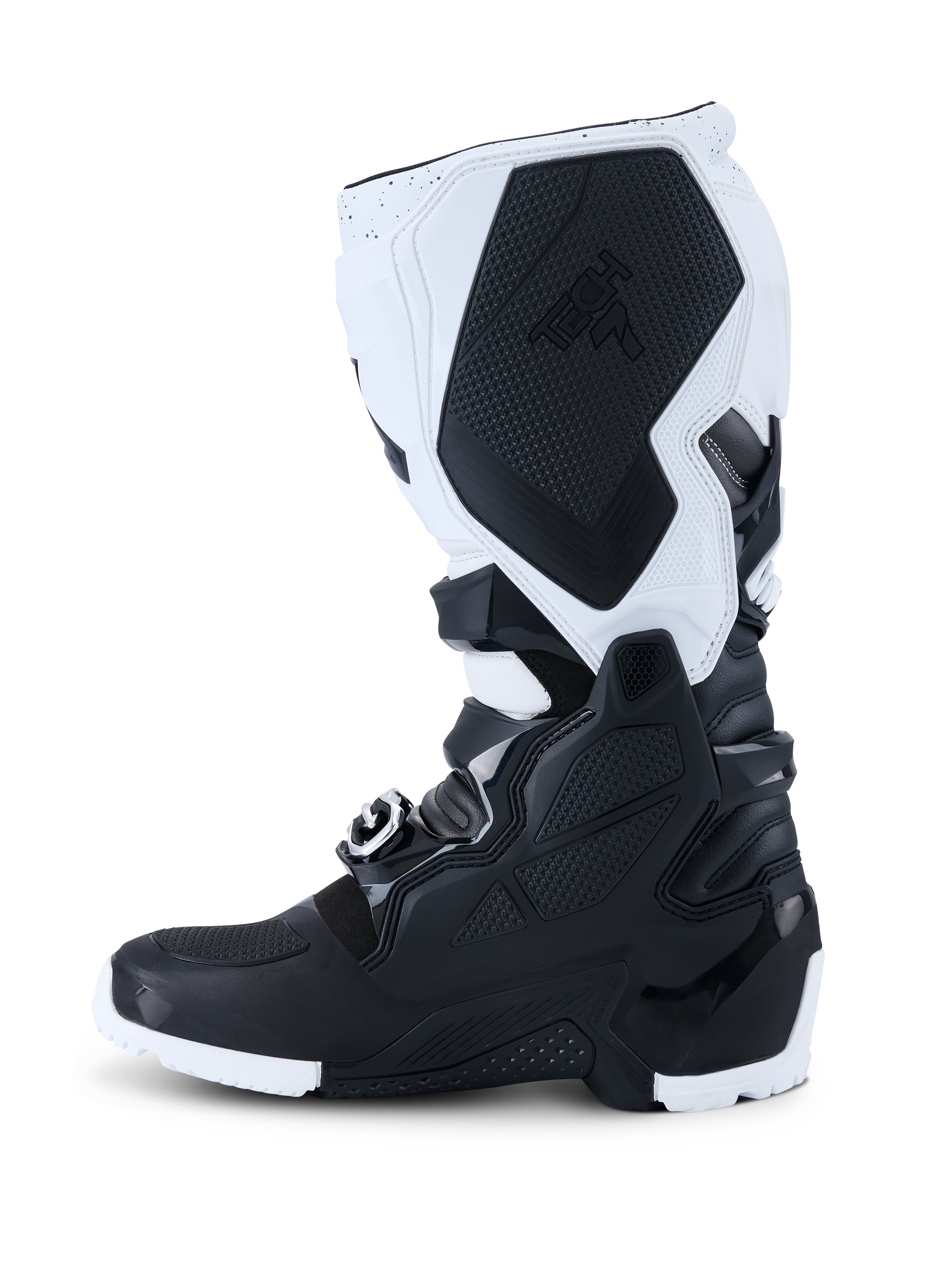 Buty Alpinestars 2026 Tech 7 Enduro, buty motocrossowe, czarno-białe, widok z boku pokazujący wytrzymałe panele ochronne TPU, teksturowaną wewnętrzną sekcję przyczepną z logo Tech 7 oraz wytrzymały system zapięcia na klamry do jazdy w terenie.
