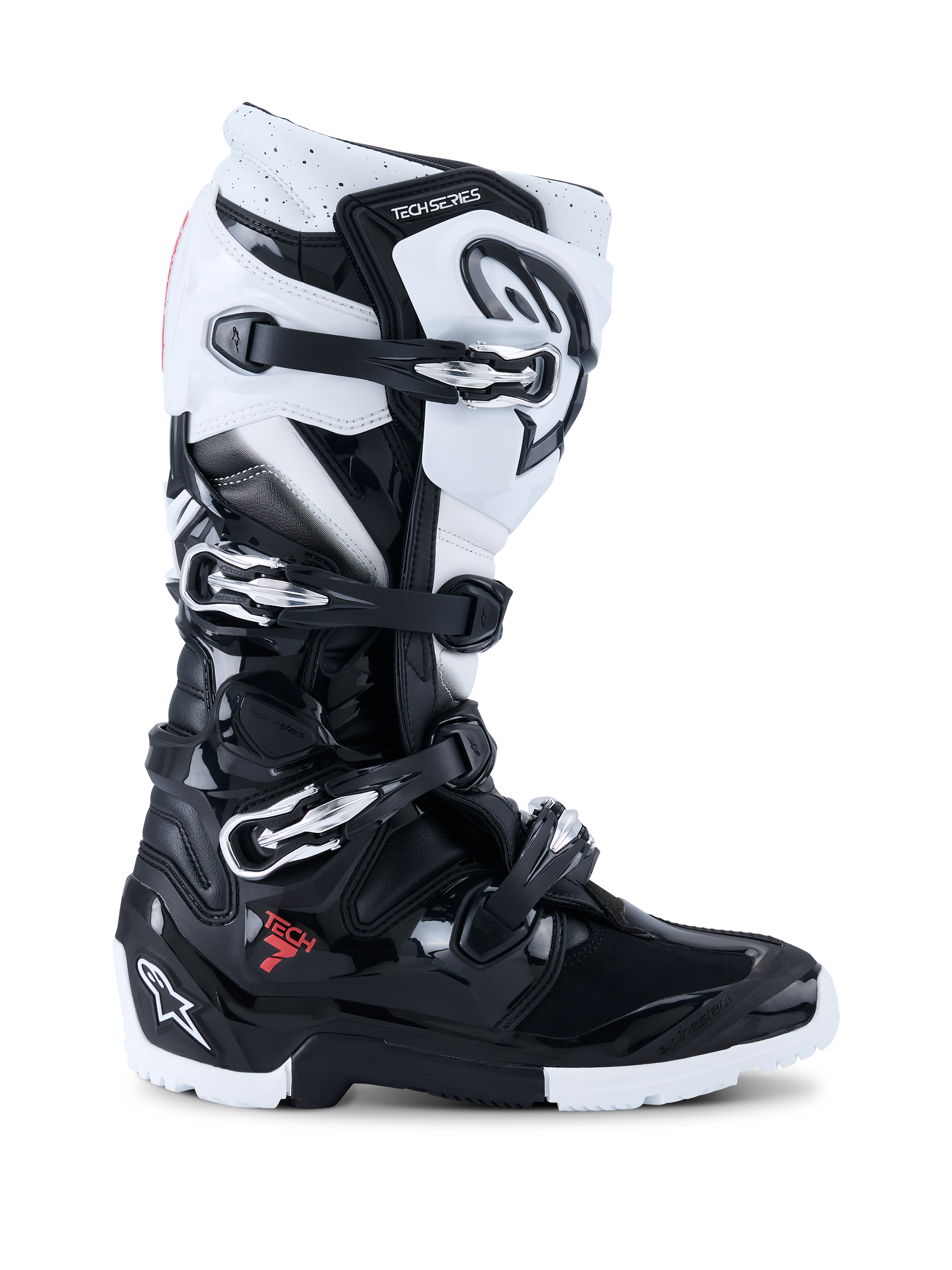 Alpinestars 2026 Tech 7 Enduro Boots, buty motocyklowe off-road, czarno-białe, cztery metalowe klamry, panele ochronne TPU o wysokiej odporności na uderzenia, wytrzymała podeszwa dwuskładnikowa, wyraźne logo Alpinestars na pięcie i goleni
