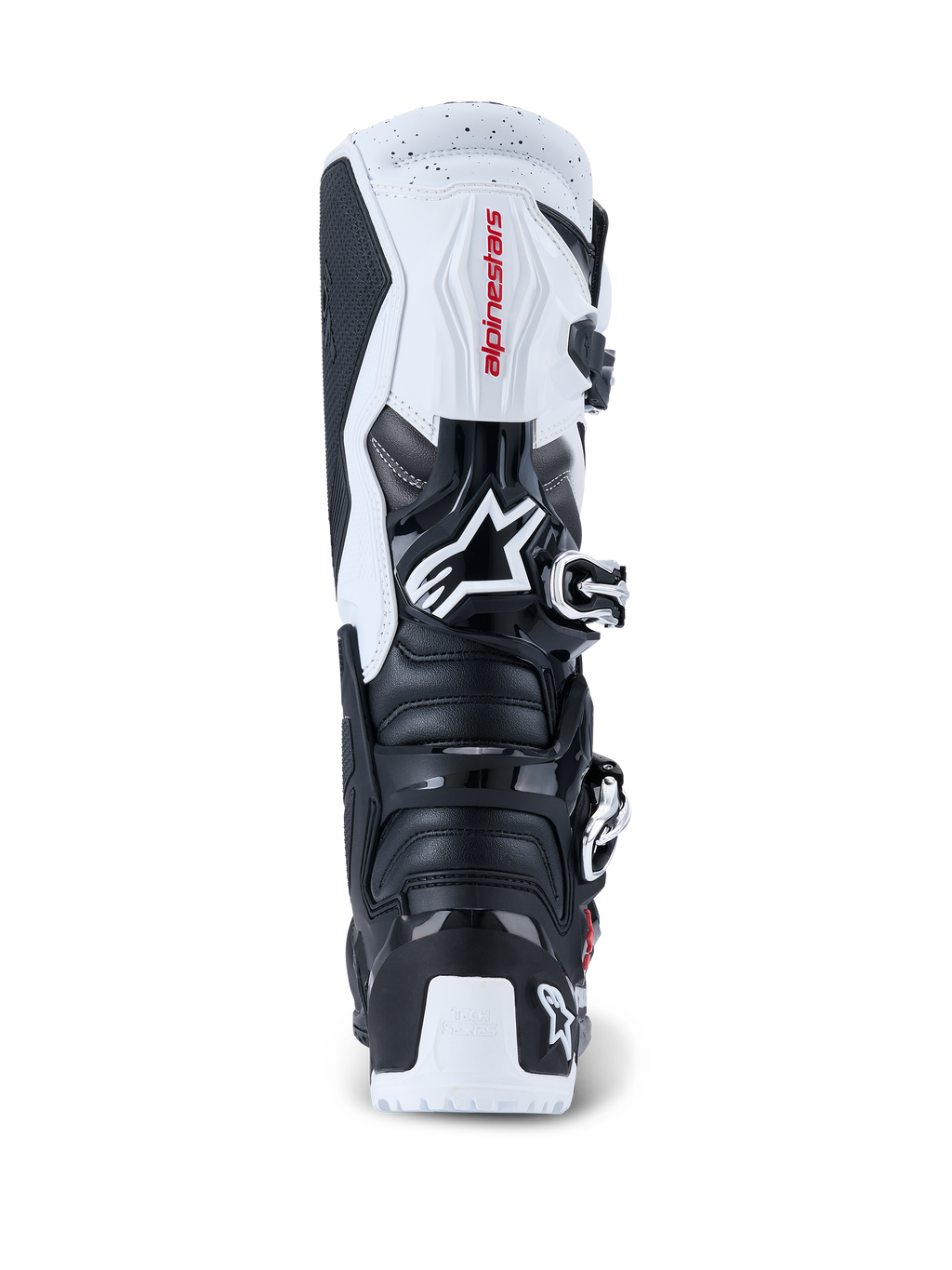 Alpinestars 2026 Tech 7 Enduro Boots, buty motocrossowe i enduro, czarno-białe, widok z tyłu prezentujący ochronne panele TPU na pięcie i łydce, czerwone logo Alpinestars na białym górnym panelu oraz srebrny system klamer, zaprojektowane do wyczynowej jazdy terenowej.
