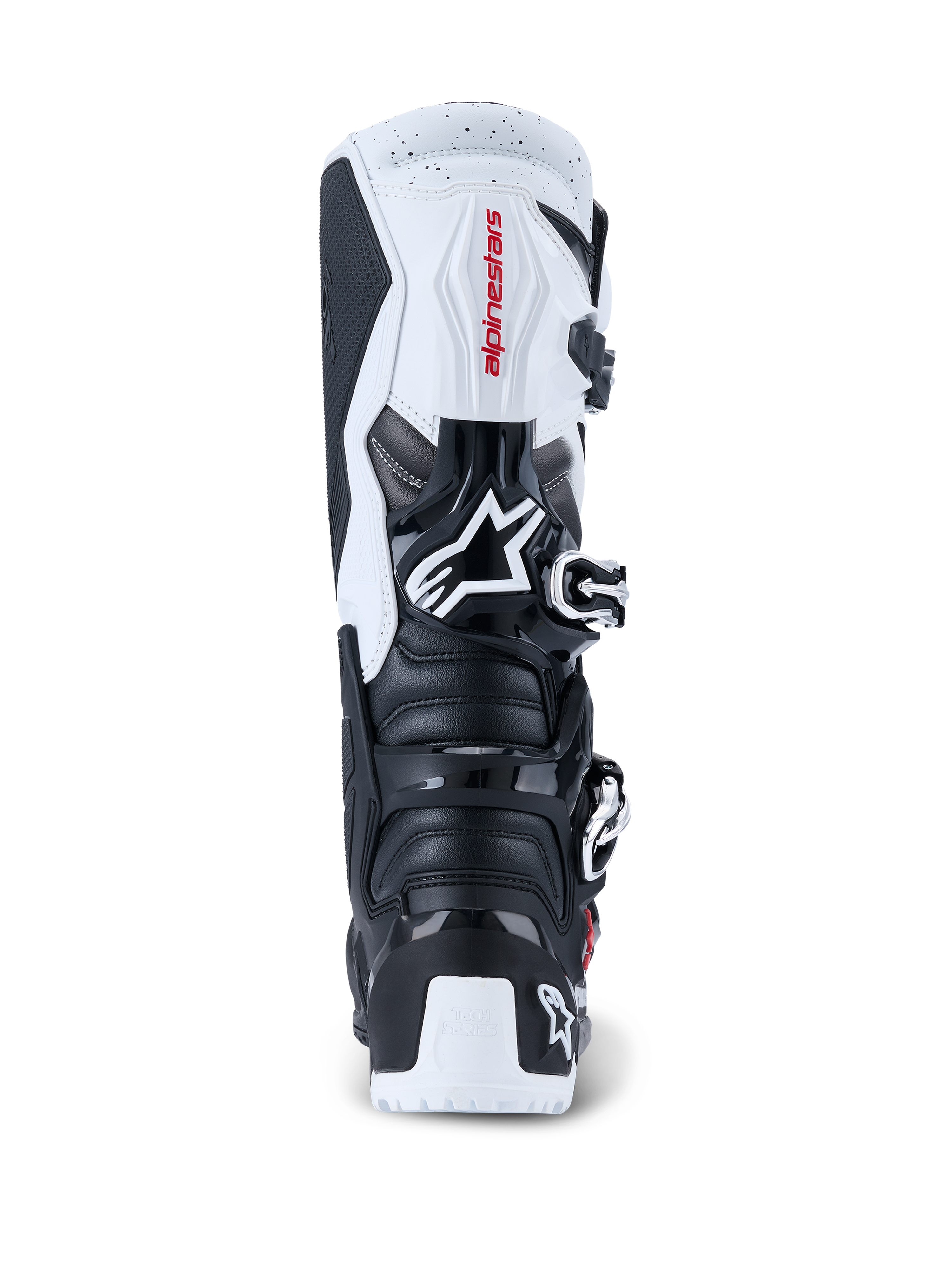 Alpinestars 2026 Tech 7 Enduro Boots, buty motocrossowe i enduro, czarno-białe, widok z tyłu prezentujący ochronne panele TPU na pięcie i łydce, czerwone logo Alpinestars na białym górnym panelu oraz srebrny system klamer, zaprojektowane do wyczynowej jazdy terenowej.
