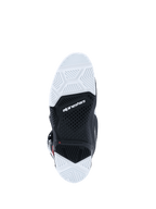 Buty Alpinestars 2026 Tech 7 Enduro, widok od spodu podeszwy, czarno-biała dwuskładnikowa podeszwa z teksturowanym wzorem bieżnika, logo Alpinestars na środku, zaprojektowane dla trwałości i przyczepności w terenie off-road