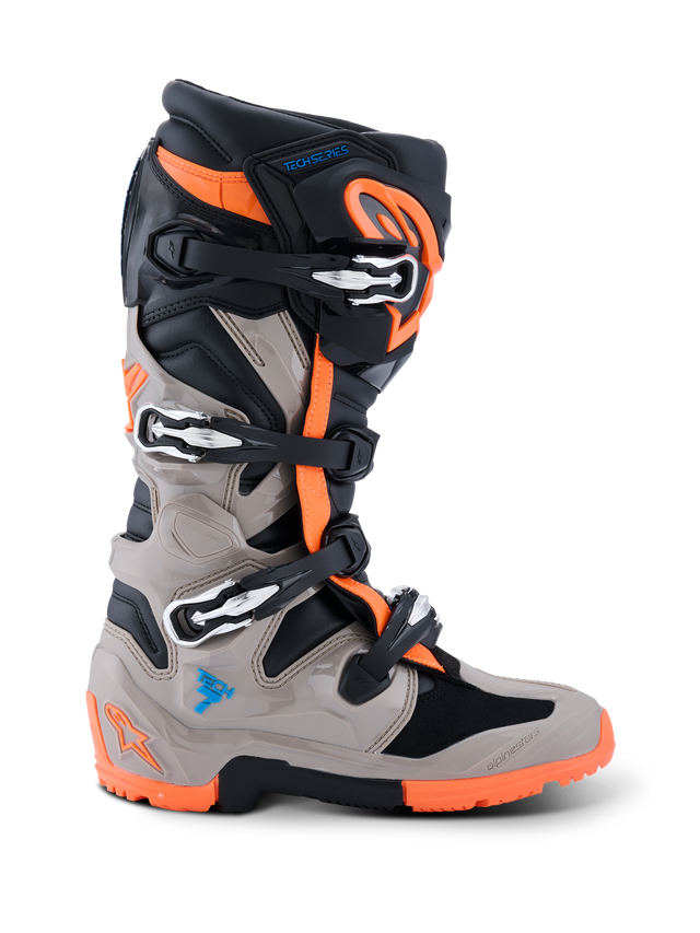 Alpinestars Tech 7 Enduro 2026, buty motocrossowe i enduro, czarne, ciepły szary i pomarańczowy fluo, profil boczny, system zapięcia na cztery klamry, ochronne panele TPU, specjalistyczna dwuskładnikowa pomarańczowa podeszwa do jazdy w terenie