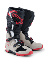 Alpinestars 2026 Tech 7 Enduro Boots, buty motocrossowe i enduro, czarne, jasnoszare i jaskrawoczerwone, z systemem zapięcia na cztery klamry, ochroną goleni TPU z czerwonym logo gwiazdy i wytrzymałą czerwoną podeszwą do jazdy w terenie