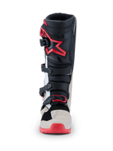 Alpinestars 2026 Tech 7 Enduro Boots, buty motocrossowe, czarne, jasnoszare i jaskrawoczerwone, widok z przodu przedstawiający system wielu klamer i czerwone logo z gwiazdą na goleni
