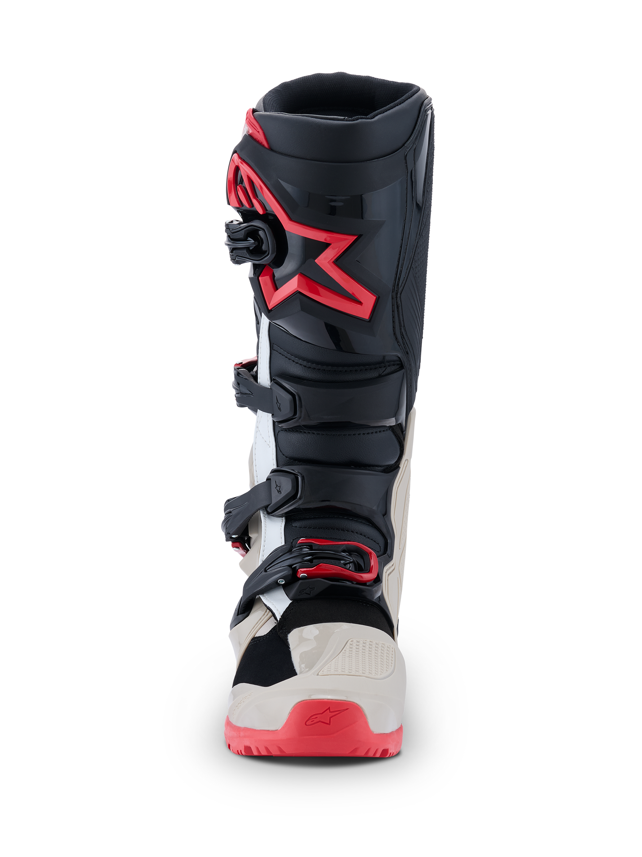 Alpinestars 2026 Tech 7 Enduro Boots, buty motocrossowe, czarne, jasnoszare i jaskrawoczerwone, widok z przodu przedstawiający system wielu klamer i czerwone logo z gwiazdą na goleni