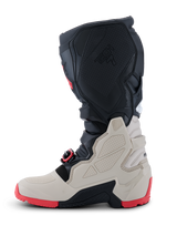 Buty Alpinestars Tech 7 Enduro 2026, buty motocyklowe off-road, czarne, jasnoszare i jaskrawoczerwone, widok z boku prezentujący panele ochronne TPU, system klamer samonastawnych oraz wytrzymałą czerwoną podeszwę dwuskładnikową do jazdy enduro