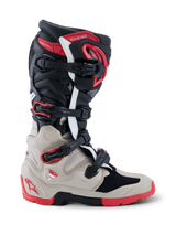 Buty Alpinestars 2026 Tech 7 Enduro, buty motocyklowe off-road, czarne, jasnoszare i jaskrawoczerwone, widok z profilu prezentujący system wielu klamer oraz rozbudowaną ochronę TPU