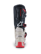 Buty Alpinestars Tech 7 Enduro 2026, widok z tyłu, czarne, jasnoszare i jaskrawoczerwone, wzmocniona ochrona TPU na pięcie i łydce, białe logo Astars, czerwone akcenty klamer, wytrzymała konstrukcja do wyścigów off-road